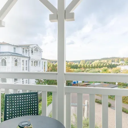 Apartment 370, Seepark
