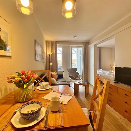Apartment 370, Seepark